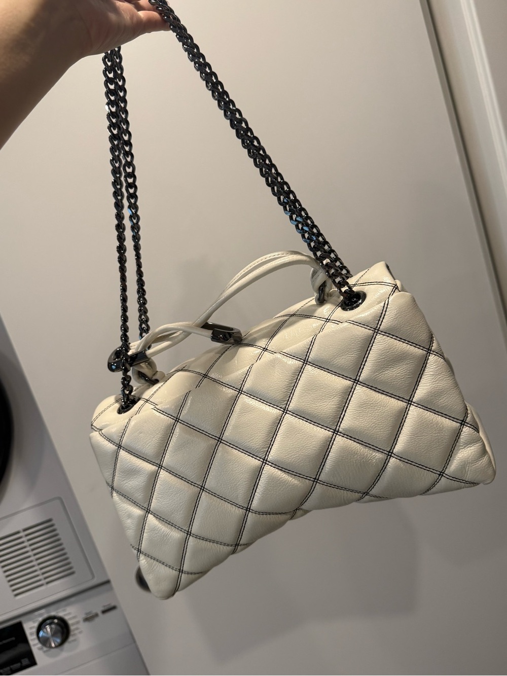 Marc Jacobs Cream Quilted Shoulder Bag with Gunmetal Chain (never used) - Picture 3 of 11